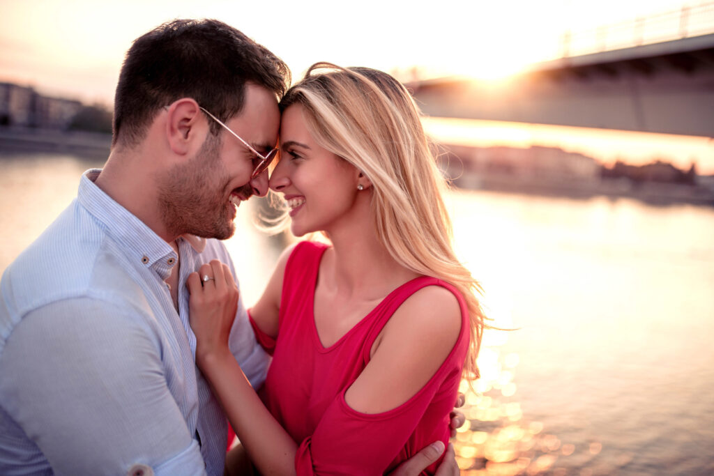 romantyczna para na tle zachodzącego słońca