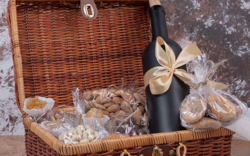 '- Prezent dla smakosza – jak wybrać idealny kosz prezentowy