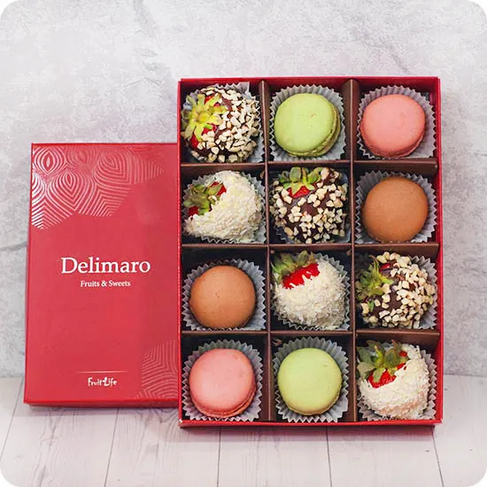 Truskawki W Białej I Mlecznej Czekoladzie W Posypce Kokosowej I Orzechowej Z Makaronikami