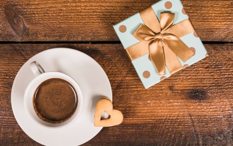 Słodkie prezenty dla fanów kawy - smakowe kompozycje dla kawoszy